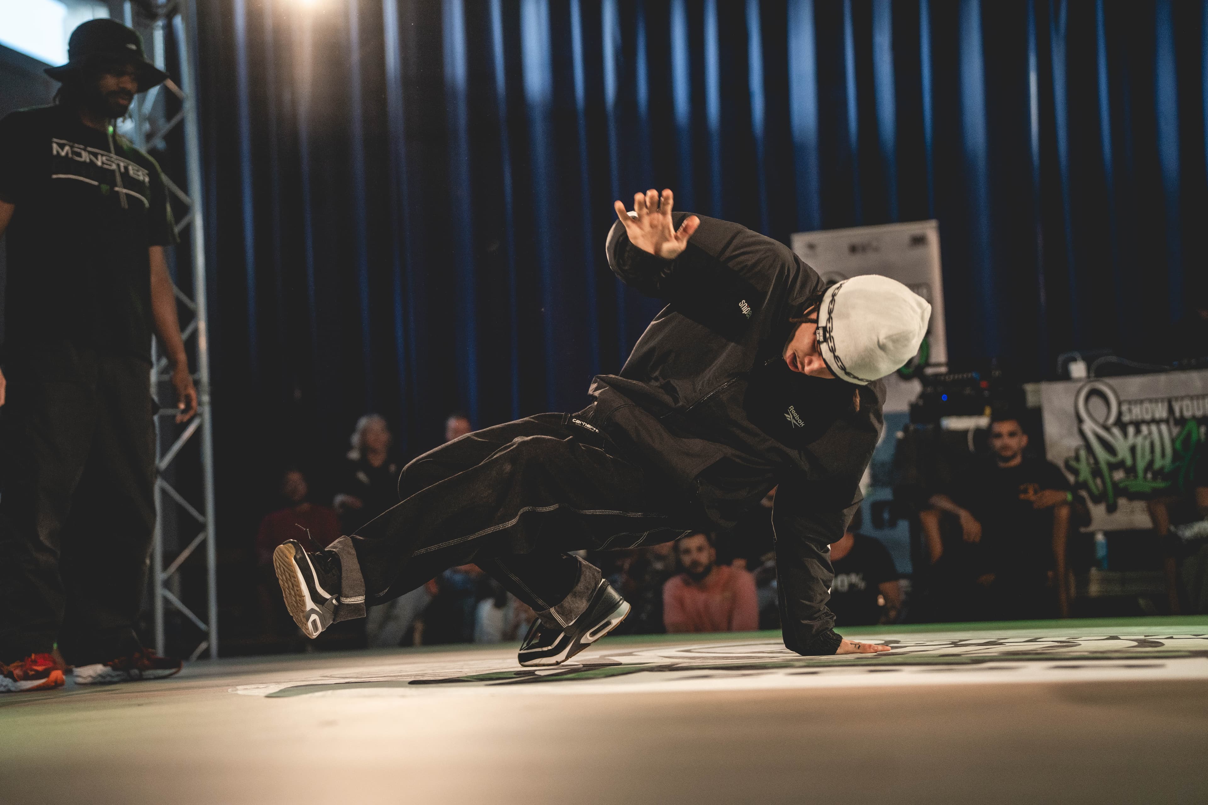 B-Boy en plein footwork lors du Show Your Skillz