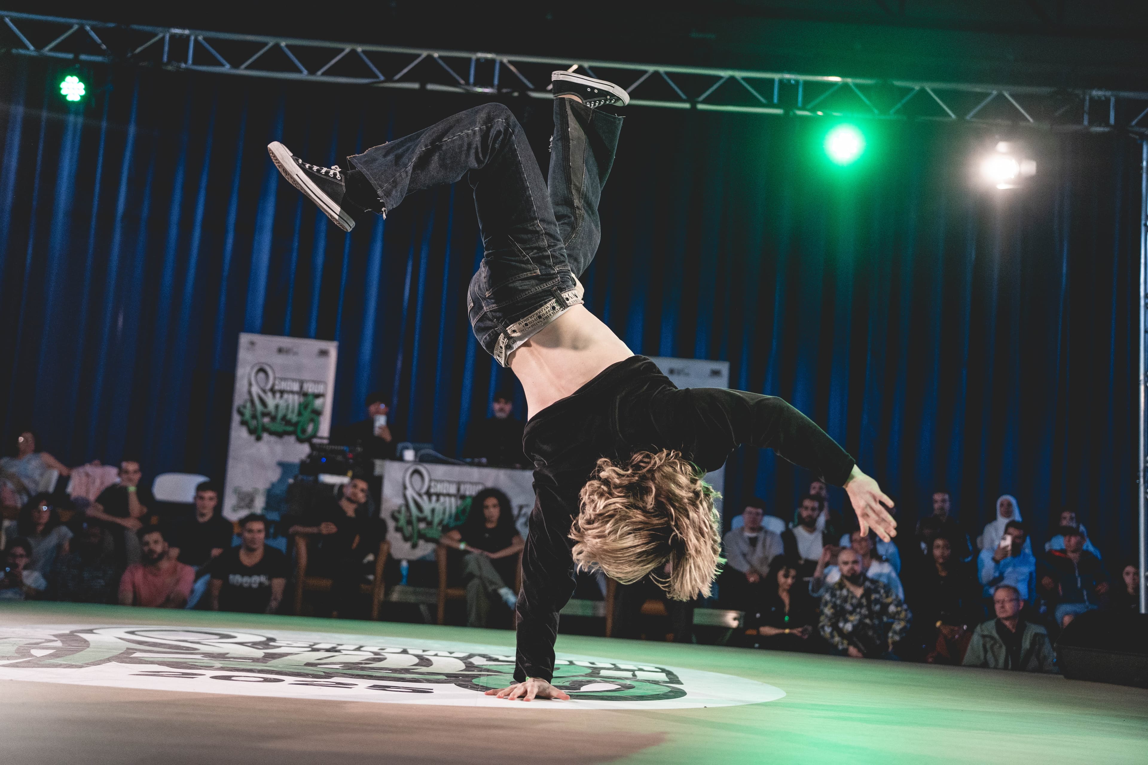 B-Boy handstand